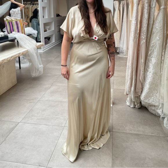 Cortana Zinia Dress 🥂🤍 - Picture 4 of 15